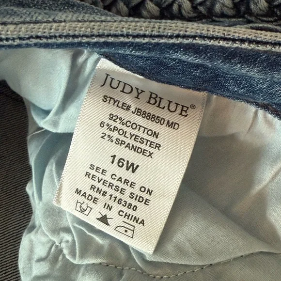 Judy Blue Forgetting You Cropped Blue Jeans with Braided side Detail 16 W - Picture 8 of 15